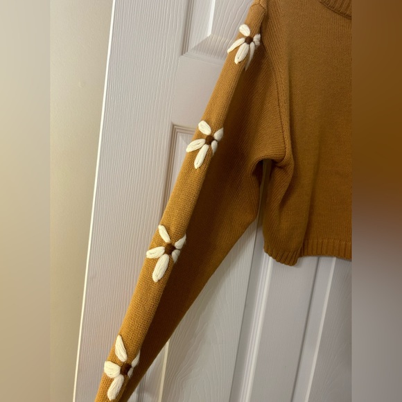 Cropped mustard yellow sweater with flowers down sleeves - Picture 3 of 3